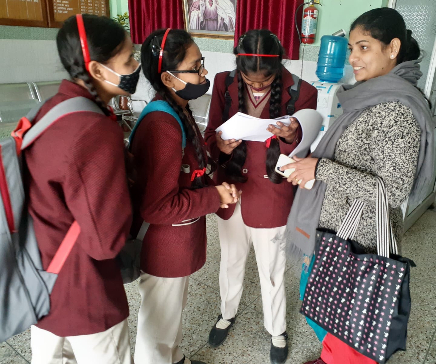 बड़ौत के किस्तु ज्योति कॉन्वेंट स्कूल में रिजल्ट देखती छात्राएं। बड़ौत के किस्तु ज्योति कॉन्वेंट स्कूल में रिजल्ट देखती छात्राएं।