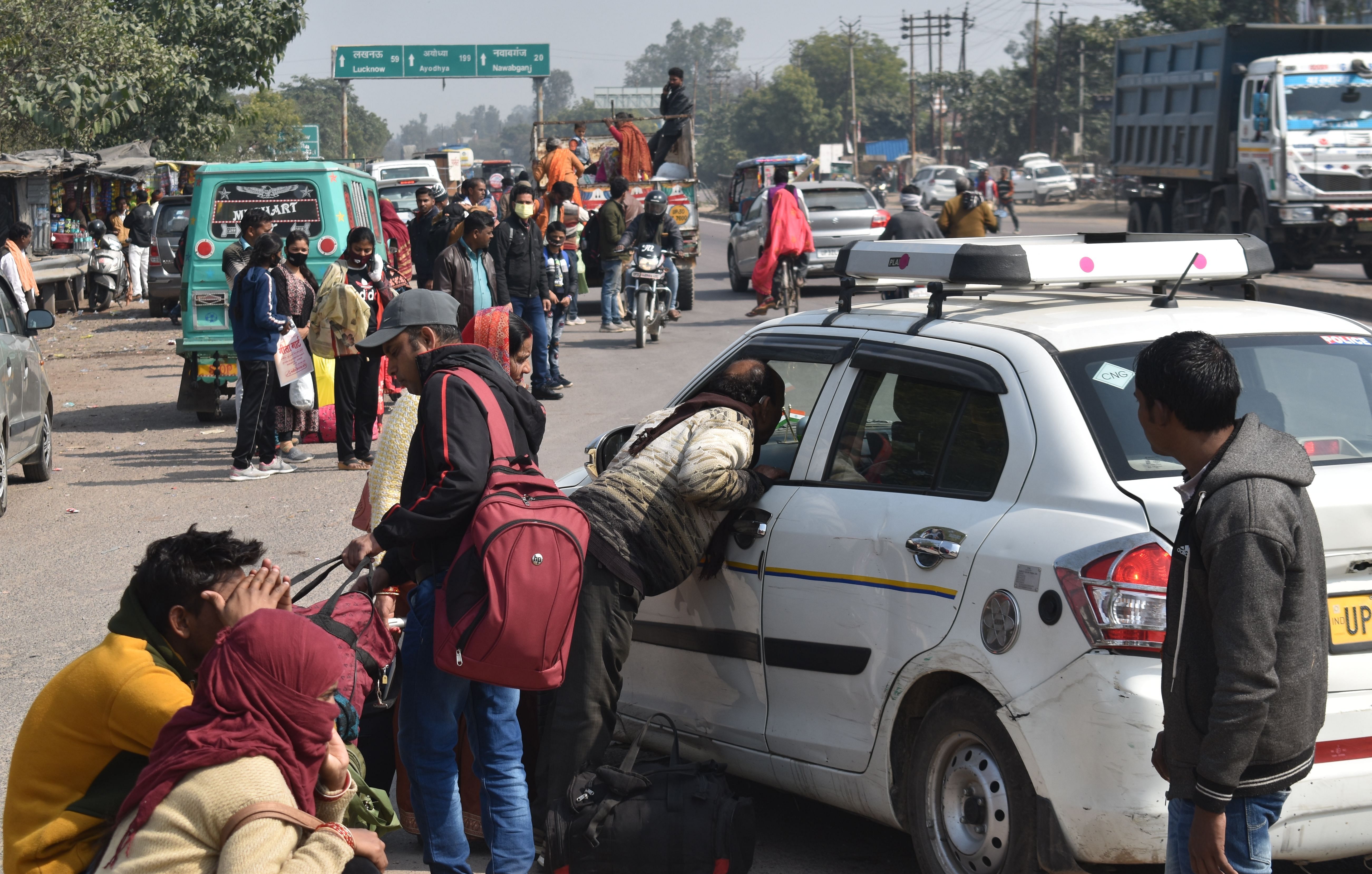 बस न मिलने से लखनऊ जाने के लिए प्राइवेट वाहन से किराया तय करते यात्री। संवाद