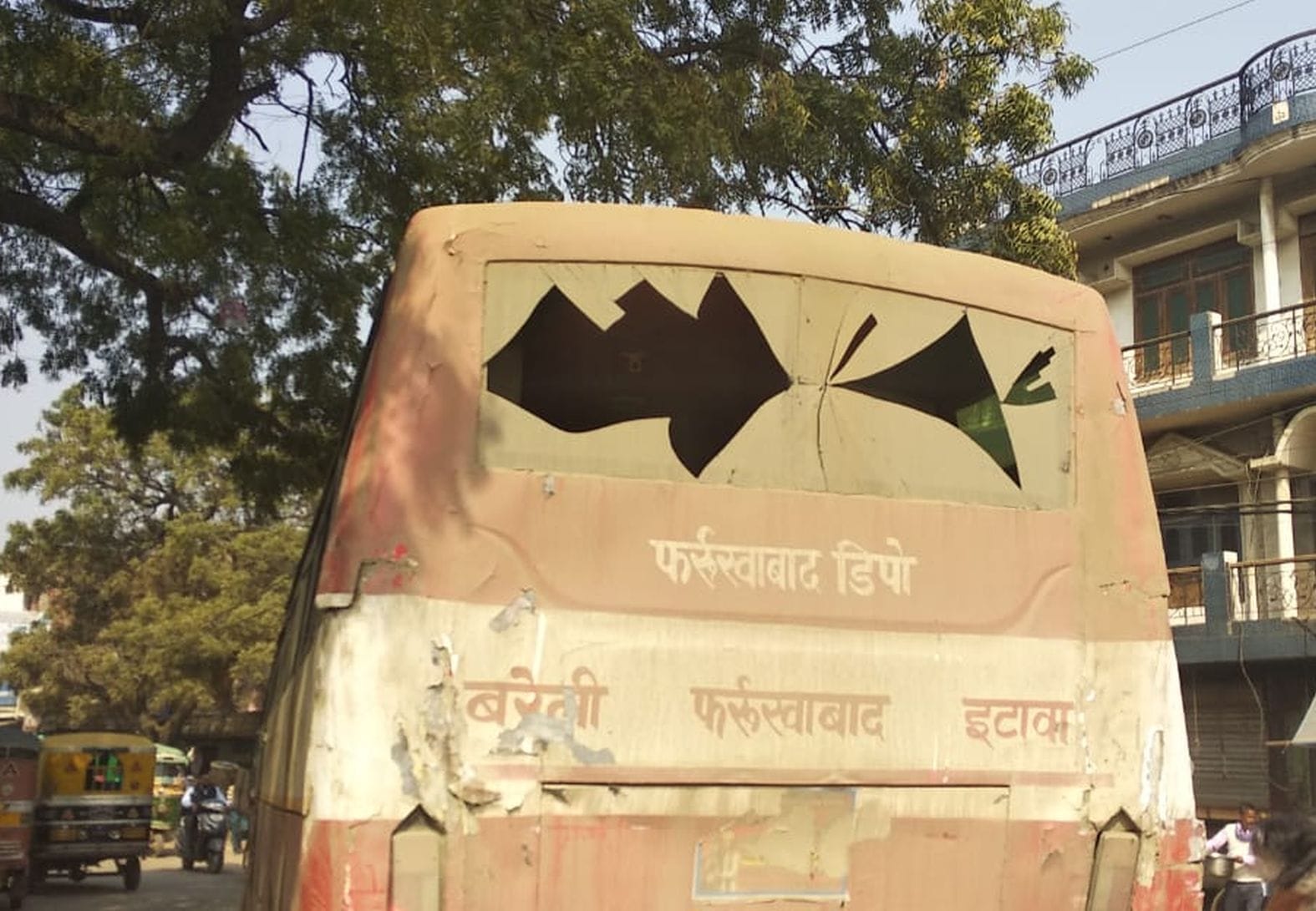 बरेली जा रही फर्रुखाबाद डिपो की बस का टूटा शीशा। संवाद बरेली जा रही फर्रुखाबाद डिपो की बस का टूटा शीशा। संवाद