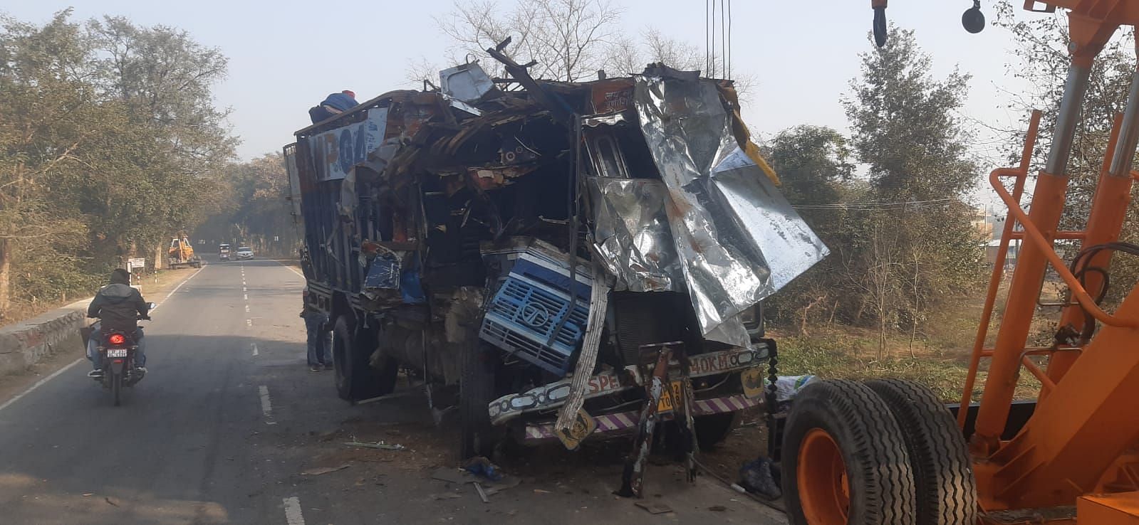 Camion endommagé lors d'une collision avec un conteneur à Bangarmau.  conversation