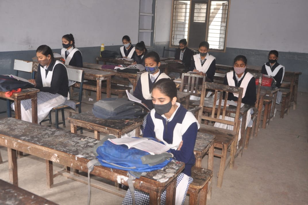 जैन कन्या इंटर कॉलेज में कोरोना प्रोटोकॉल के साथ पढ़ाई करते छात्र-छात्रा। जैन कन्या इंटर कॉलेज में कोरोना प्रोटोकॉल के साथ पढ़ाई करते छात्र-छात्रा।