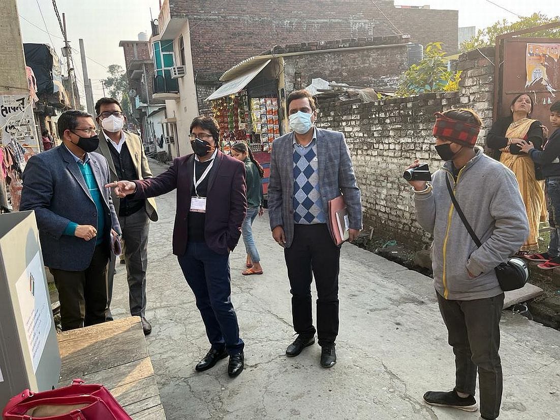 रुद्रपुर ट्रांजिट कैंप में पोलिंग पार्टियों के कार्यों का निरीक्षण करते आब्जर्वर रुद्रपुर ट्रांजिट कैंप में पोलिंग पार्टियों के कार्यों का निरीक्षण करते आब्जर्वर