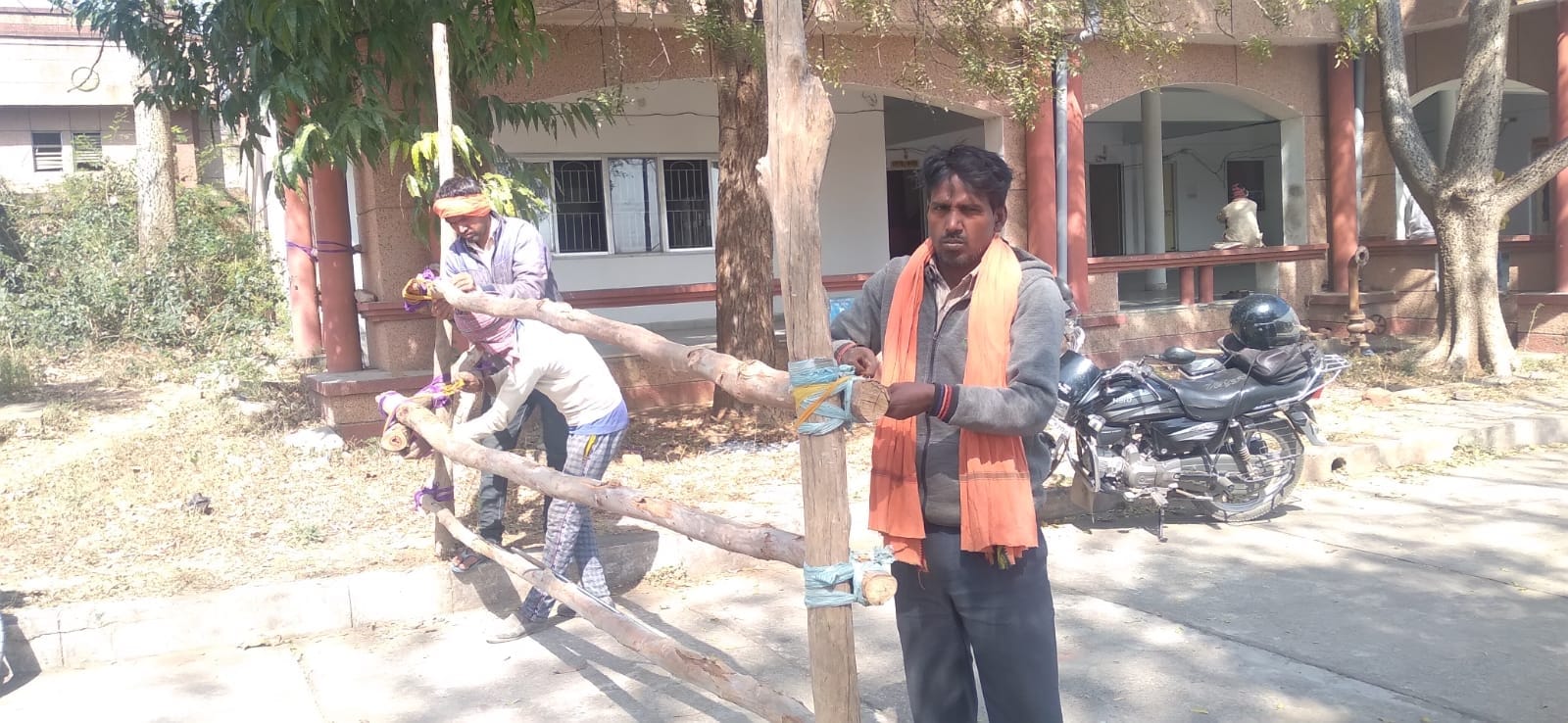 कलेक्ट्रेट परिषर में बैरिकेटिंग करते कामगार। कलेक्ट्रेट परिषर में बैरिकेटिंग करते कामगार।