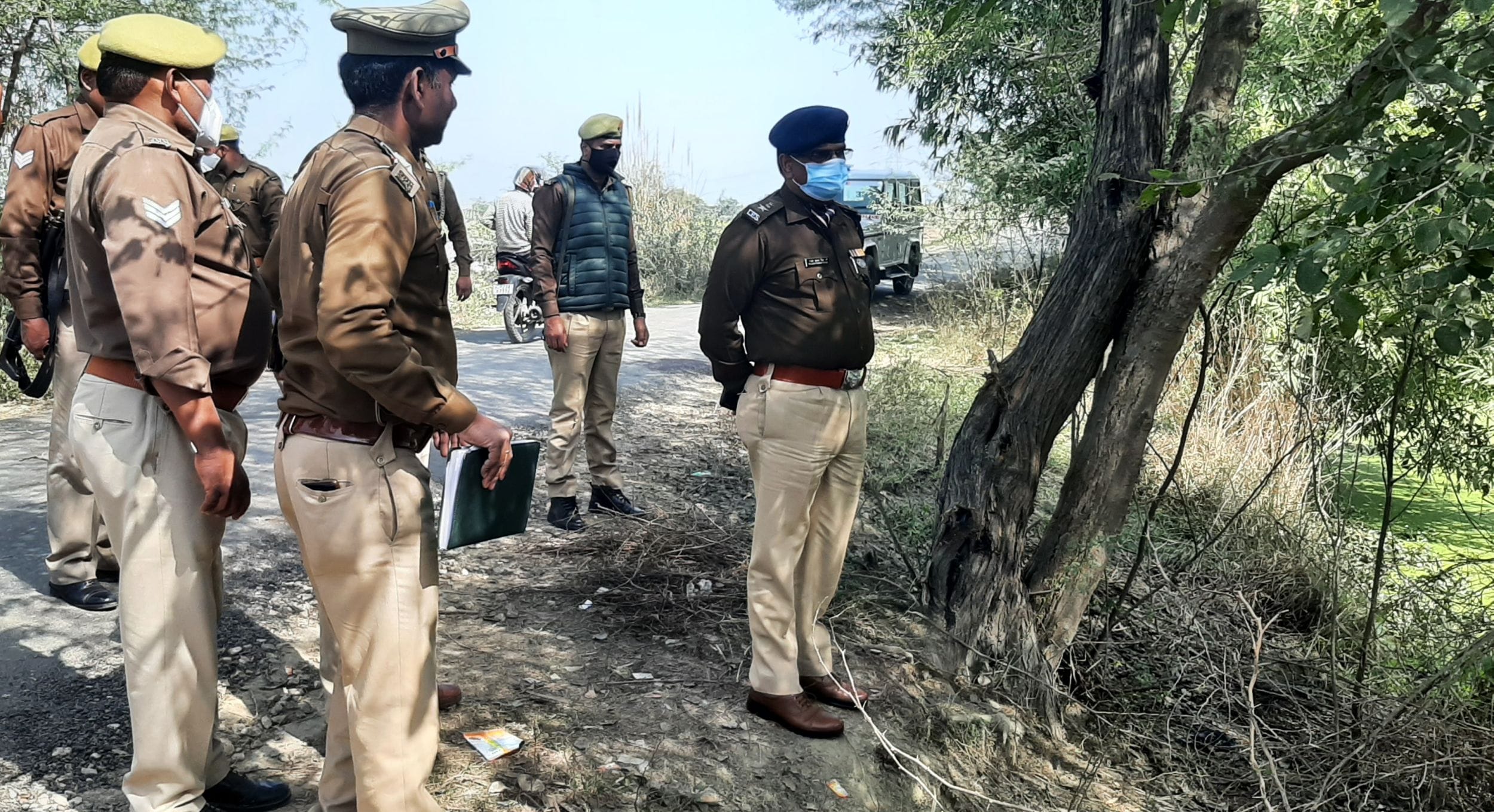 घटना स्थल पर जांच करते एसपी राजेश कुमार सिंह। संवाद घटना स्थल पर जांच करते एसपी राजेश कुमार सिंह। संवाद