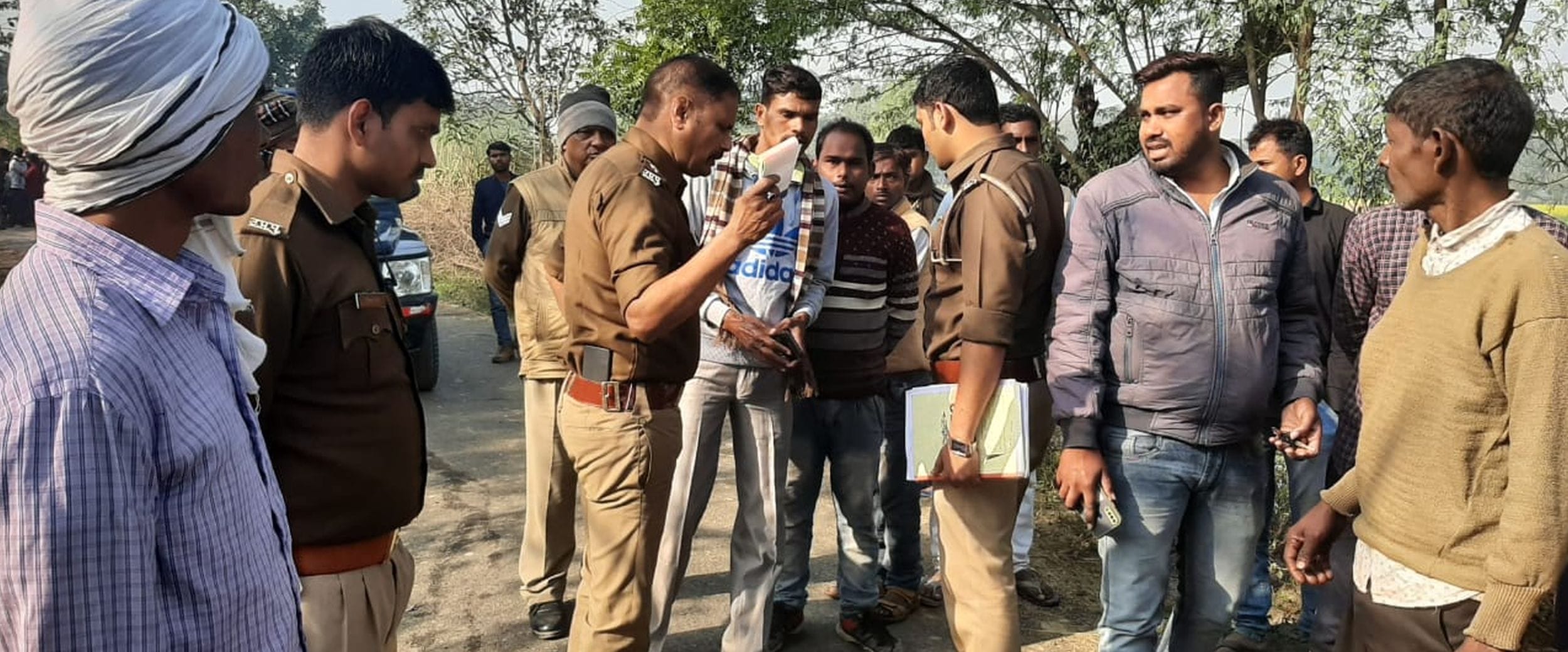 घटना स्थल पर जांच करते इंस्पेक्टर थरियांव अमित रघुवंशी। संवाद घटना स्थल पर जांच करते इंस्पेक्टर थरियांव अमित रघुवंशी। संवाद
