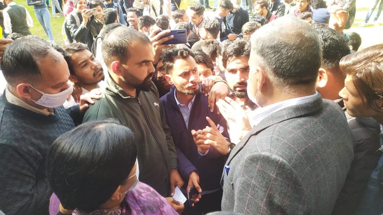कुलपति कायाऱैलय के समक्ष प्रदर्शन कर रहे विद्यार्थियों से बातचीत कर अधिकारी।