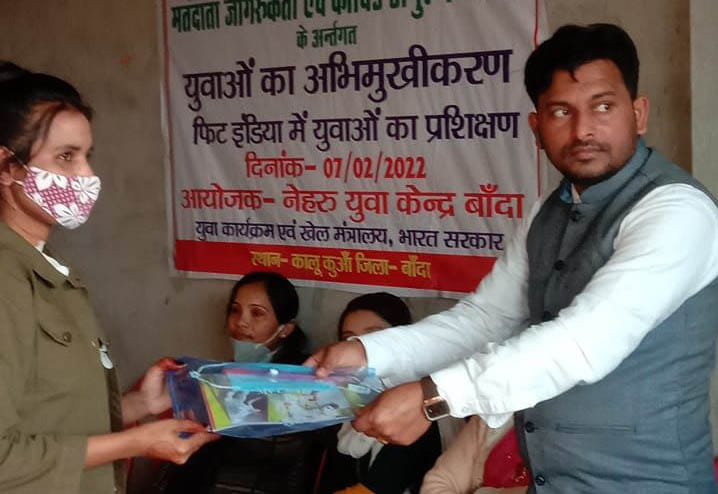 छात्रा शिवानी को किट देकर सम्मानित करते मेडिकल कालेज के चिकित्सक डा.महताब। छात्रा शिवानी को किट देकर सम्मानित करते मेडिकल कालेज के चिकित्सक डा.महताब।