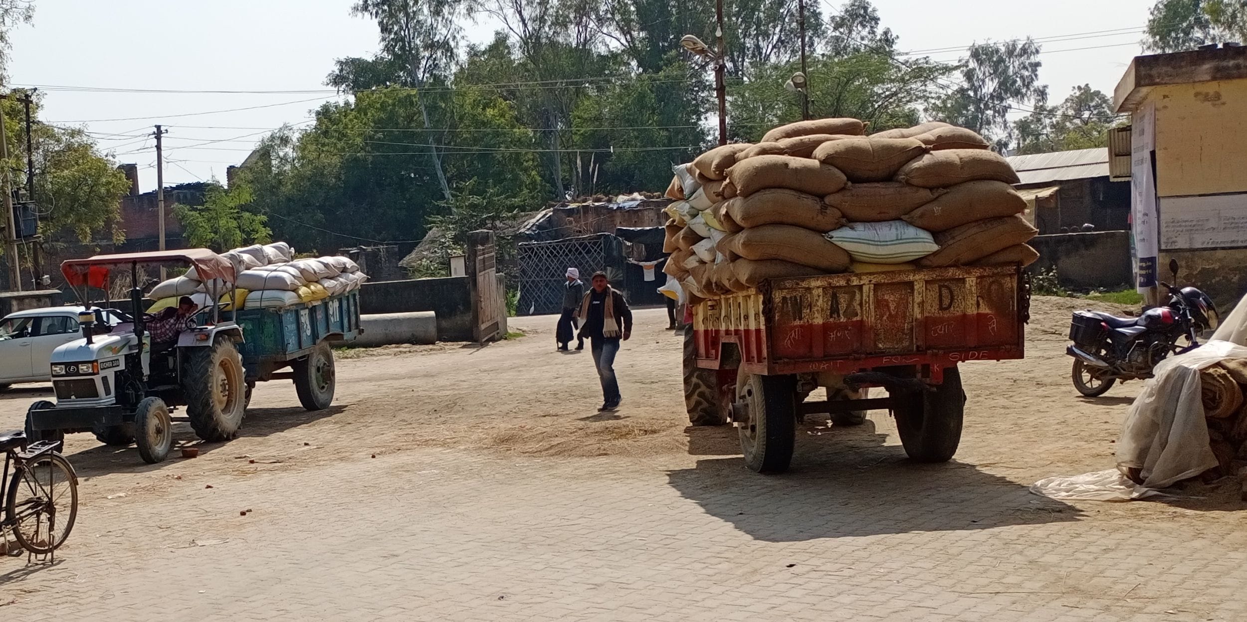 मलवां क्रय केंद्र में धान लदी खड़ी ट्राली। संवाद मलवां क्रय केंद्र में धान लदी खड़ी ट्राली। संवाद