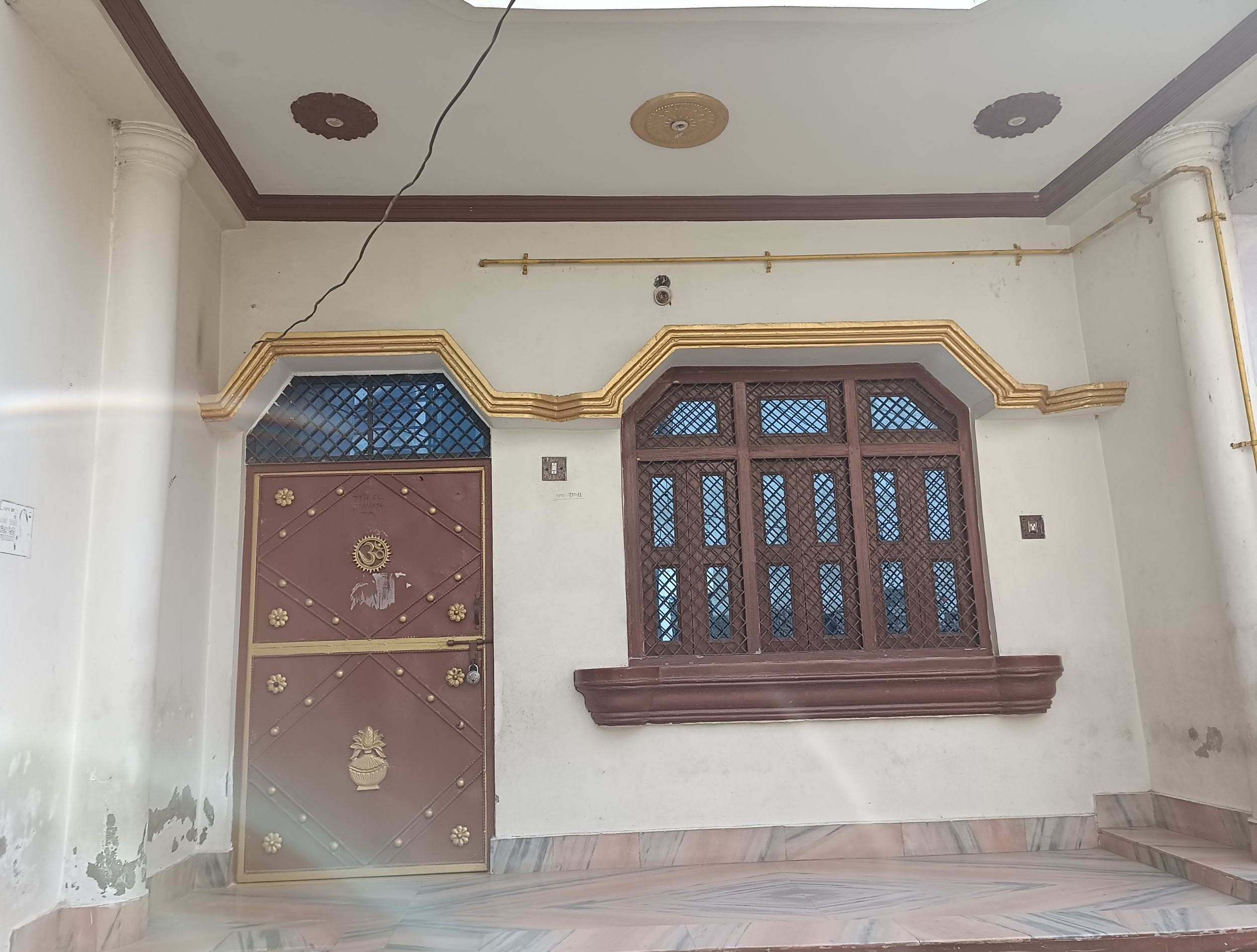 शहर के शांति नगर में मृतक शिवशरण यादव के घर में लगा ताला। संवाद शहर के शांति नगर में मृतक शिवशरण यादव के घर में लगा ताला। संवाद