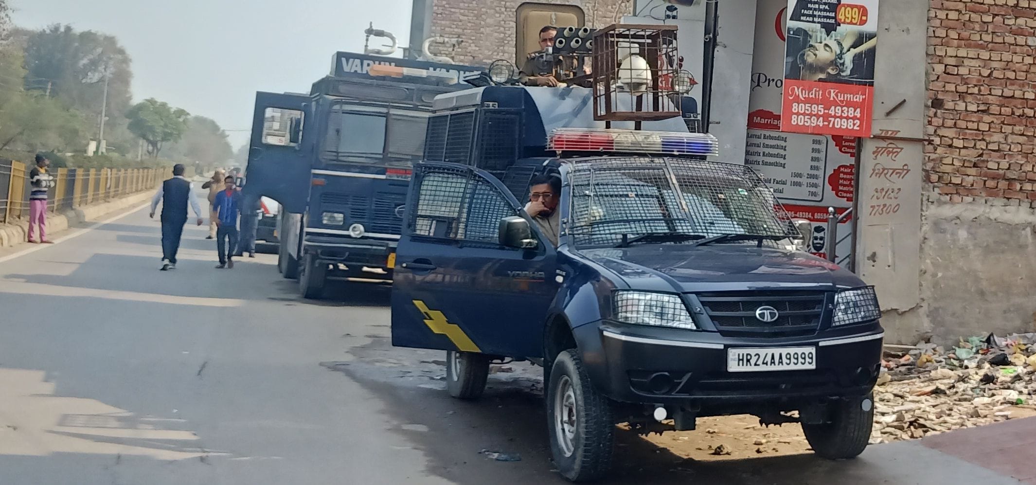 भूमणशाह चौक पर वाटन कैनन में तैनात पुलिसकर्मी। भूमणशाह चौक पर वाटन कैनन में तैनात पुलिसकर्मी।