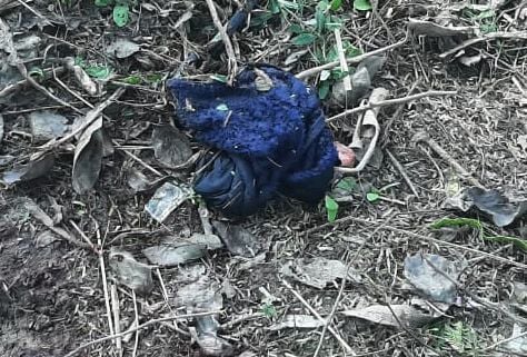 घटना स्थल पर पड़ा मृतक की टोपी। संवाद घटना स्थल पर पड़ा मृतक की टोपी। संवाद