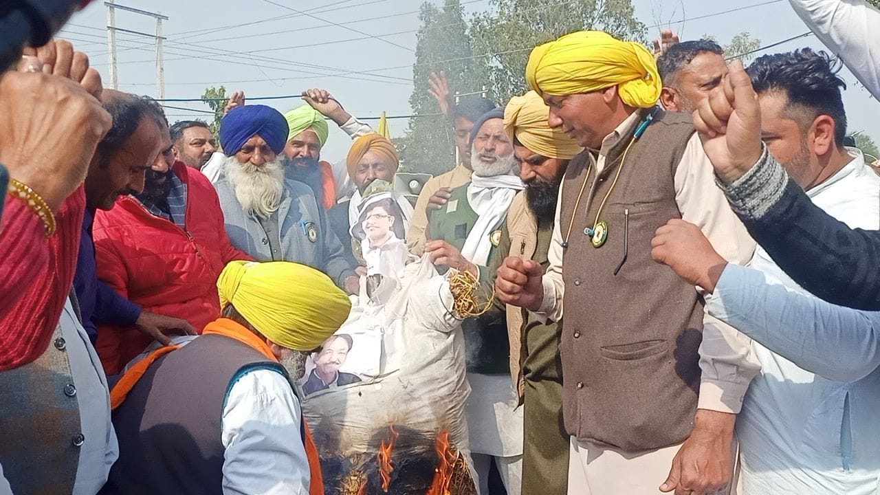 भूमण शाह चौक पर उपमुख्यमंत्री दुष्यंत चौटाला का पुतला फूकंते किसान नेता व किसान। भूमण शाह चौक पर उपमुख्यमंत्री दुष्यंत चौटाला का पुतला फूकंते किसान नेता व किसान।