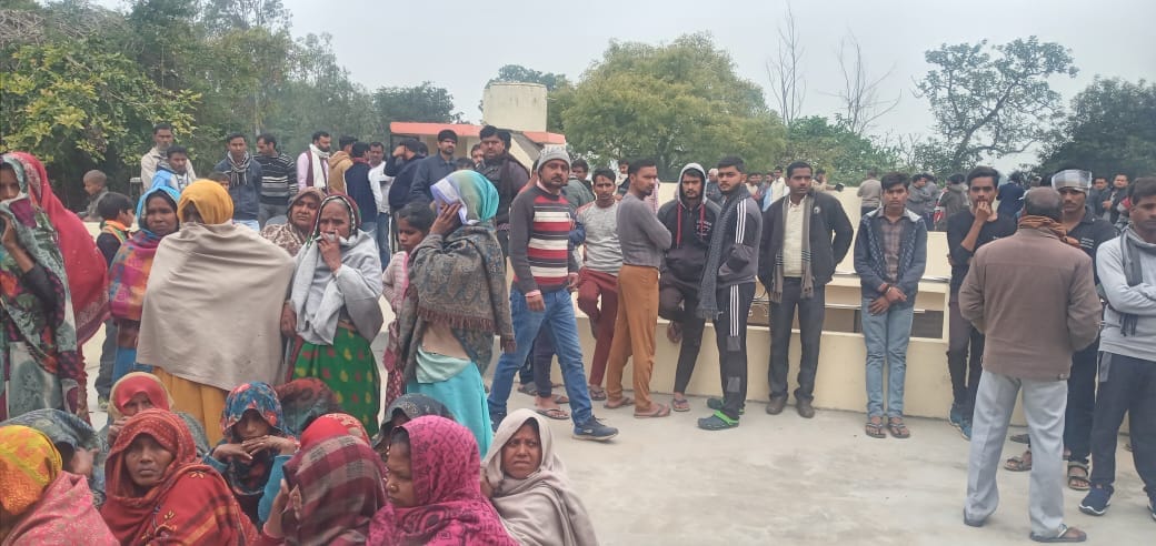 फोटो-8-मृतक के घर के बाहर लोगों की भीड़ फोटो-8-मृतक के घर के बाहर लोगों की भीड़