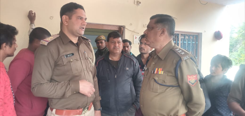 फोटो-9- लोगों से पूछताछ करते पुलिस अधिकारी फोटो-9- लोगों से पूछताछ करते पुलिस अधिकारी