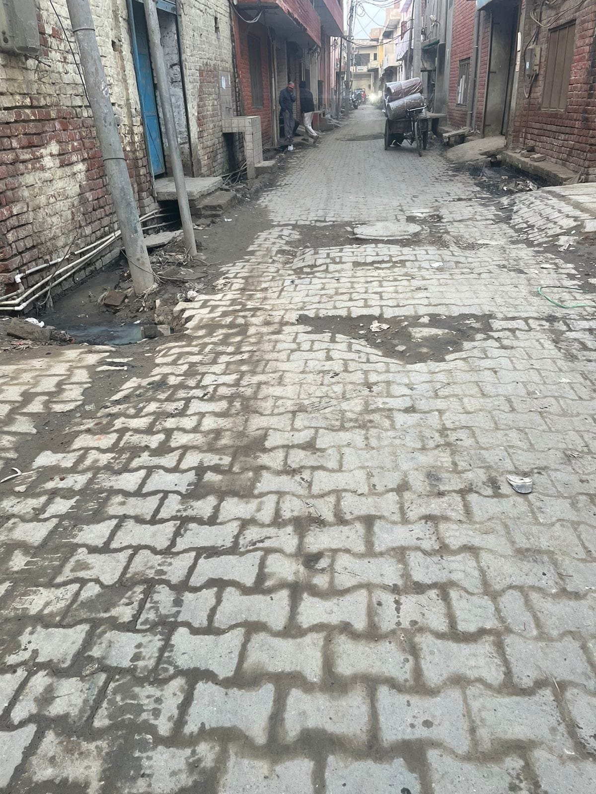 पानीपत। वार्ड नंबर-11 में नियर कबीर मंदिर रोड वाली गली टूटी पड़ी।