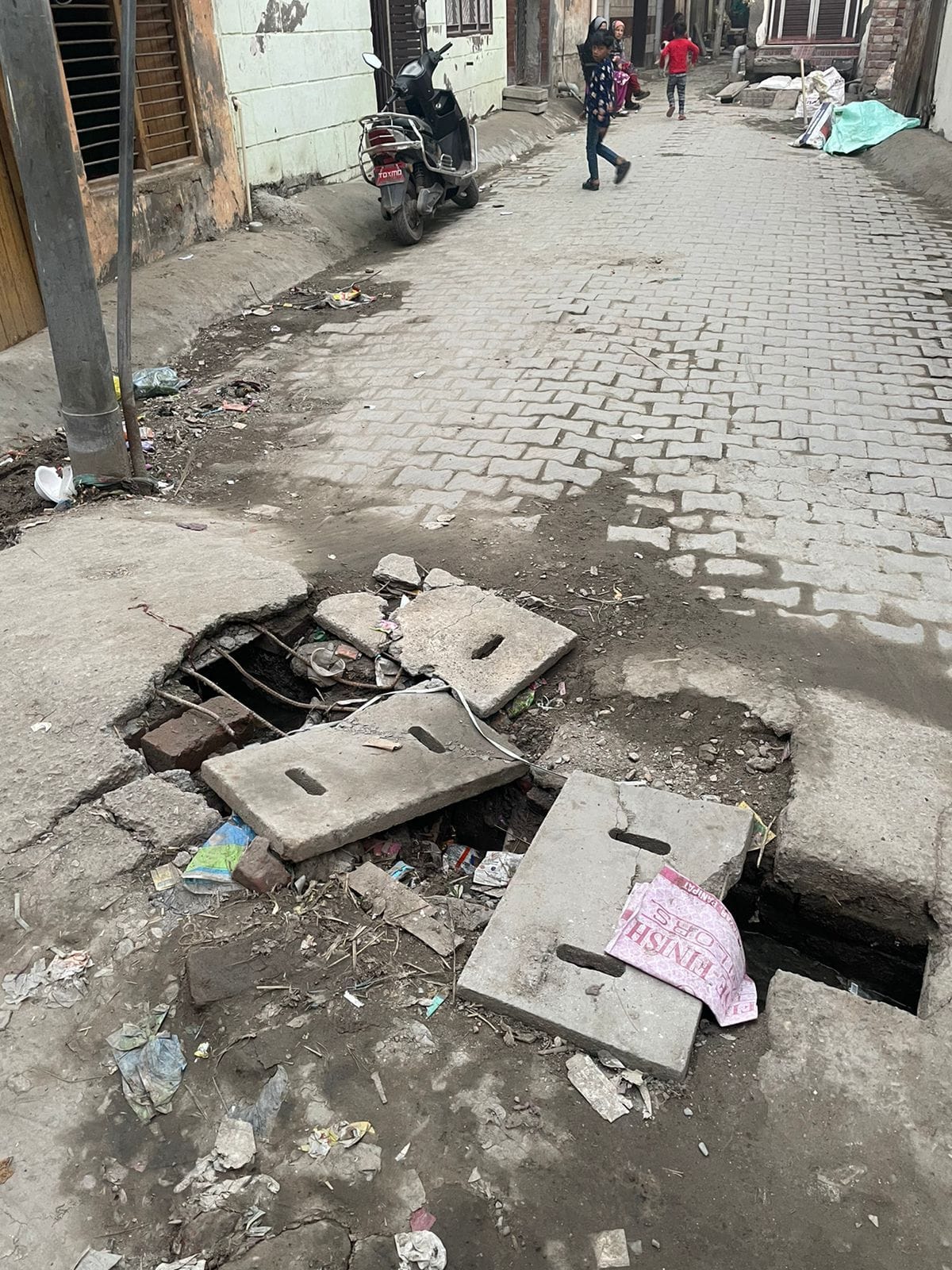 पानीपत। वार्ड नंबर-11 में फत्ती चाय वाली गली में टूटी पड़े स्लैब के ढक्कन।