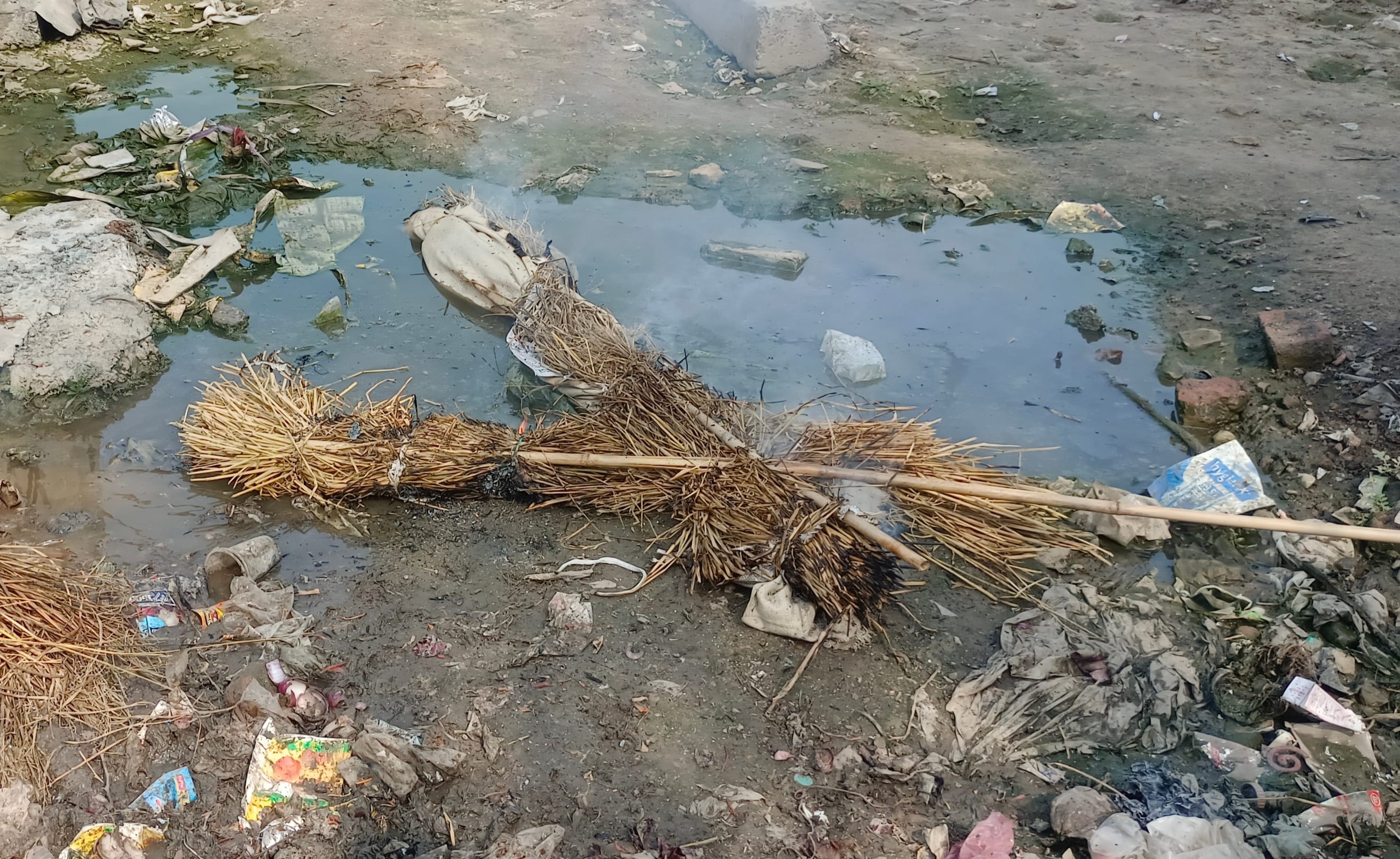 जब ठीक से आग नहीं लगी तो घसीट कर पानी में गिराया गया पुतला। संवाद जब ठीक से आग नहीं लगी तो घसीट कर पानी में गिराया गया पुतला। संवाद