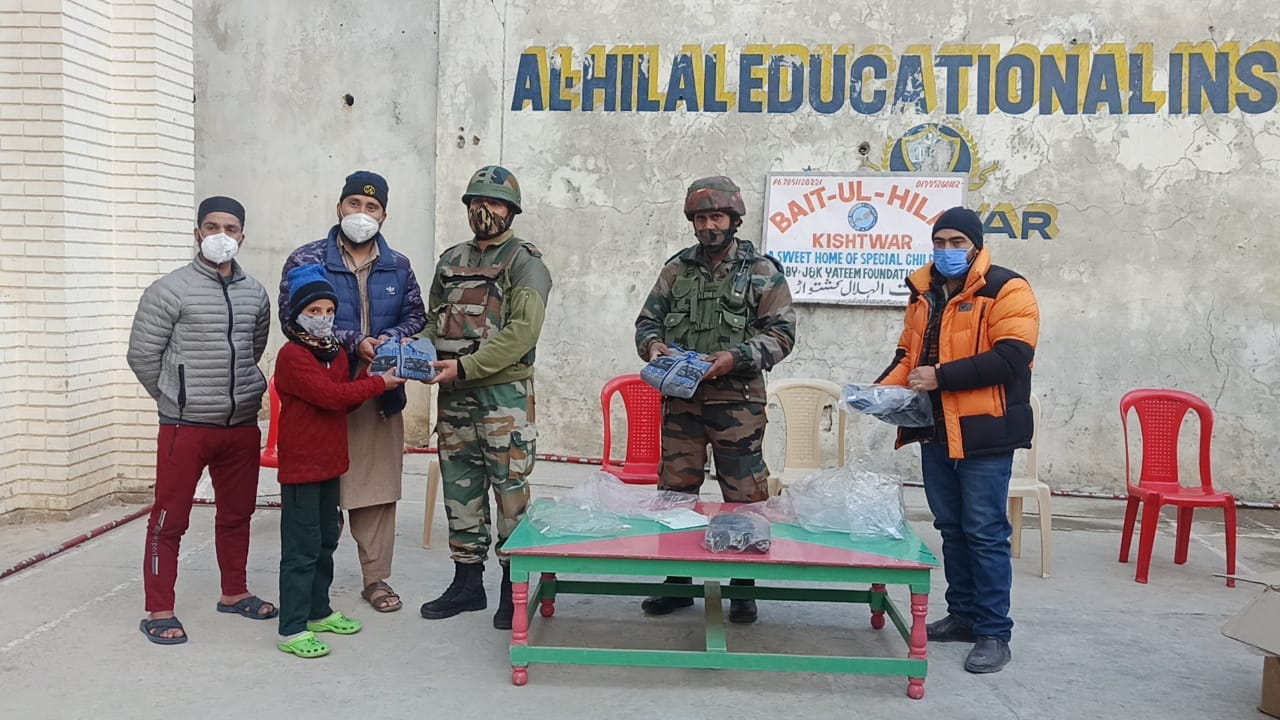 फोटो....भारतीय सेना वंचित व गरीब बच्चों में गर्म वस्त्र वितरित करते हुए। फोटो....भारतीय सेना वंचित व गरीब बच्चों में गर्म वस्त्र वितरित करते हुए।