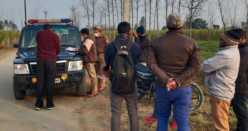 झिंझाना में बंधन बैंक के कर्मचारियों लूट के बाद जानकारी लेते पुलिसकर्मी। झिंझाना में बंधन बैंक के कर्मचारियों लूट के बाद जानकारी लेते पुलिसकर्मी।