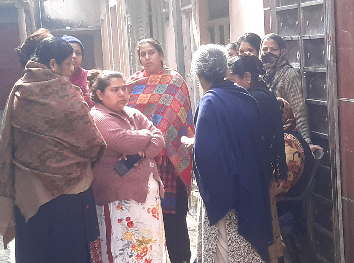 रूड़की में नहर में डूबे युवको के परिजन घर के बाहर जमा लोग रूड़की में नहर में डूबे युवको के परिजन घर के बाहर जमा लोग