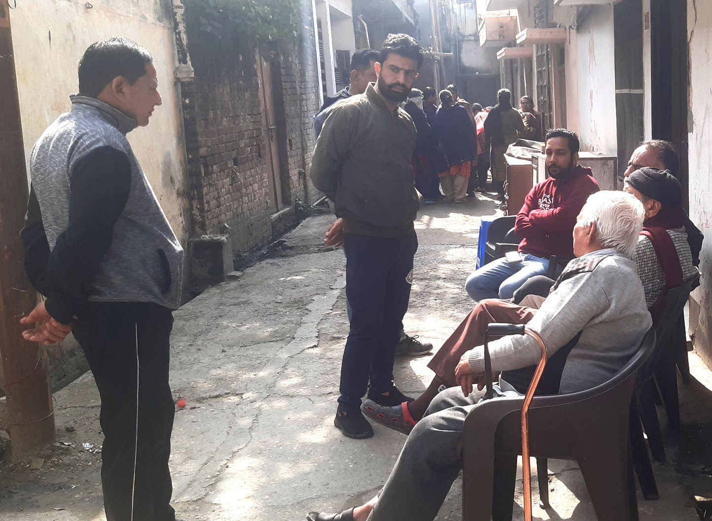 रूड़की में नहर में डूबे युवको के परिजन घर के बाहर जमा लोग रूड़की में नहर में डूबे युवको के परिजन घर के बाहर जमा लोग