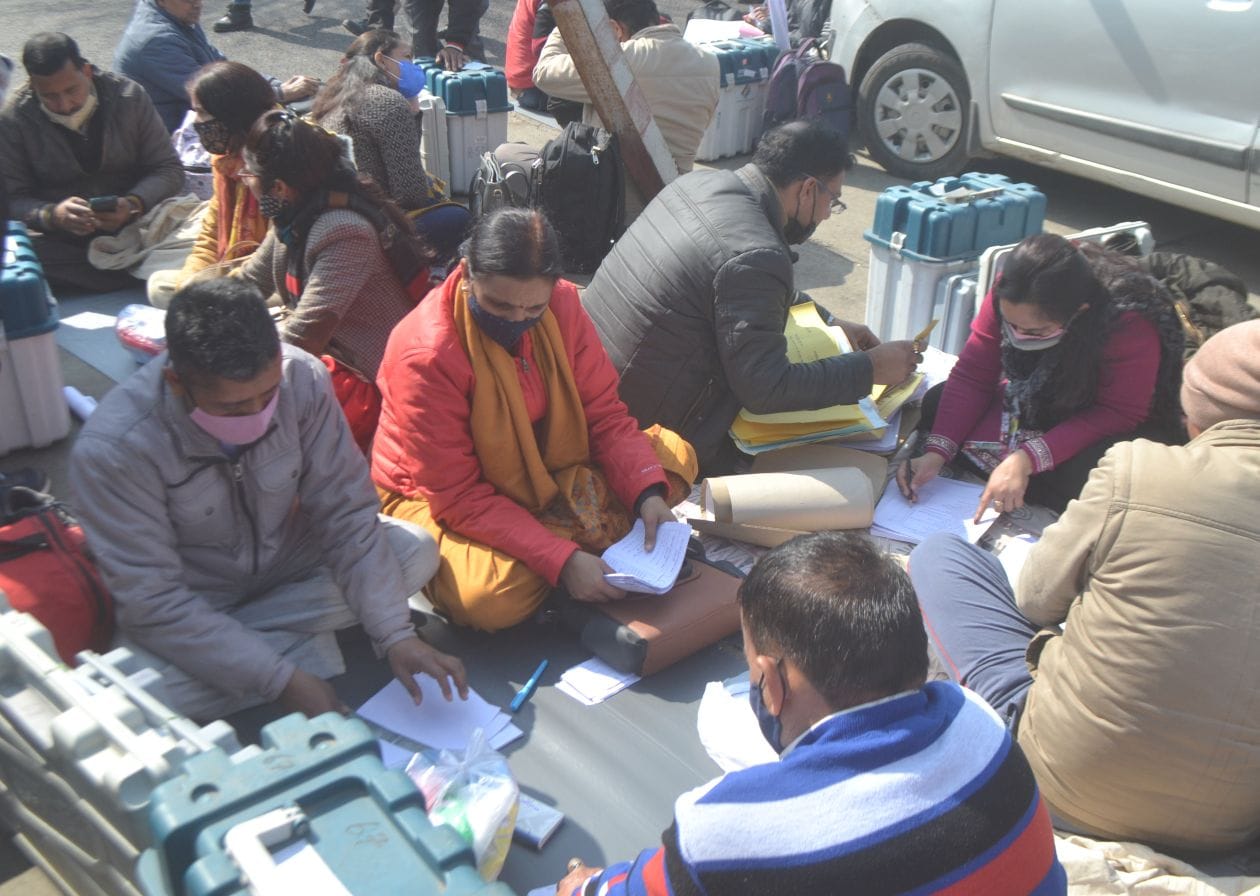 मंडी में बने स्ट्रांग रूम से मतदान सामग्री लेने के बाद मिलान करते मतदानकर्मी संवाद मंडी में बने स्ट्रांग रूम से मतदान सामग्री लेने के बाद मिलान करते मतदानकर्मी संवाद