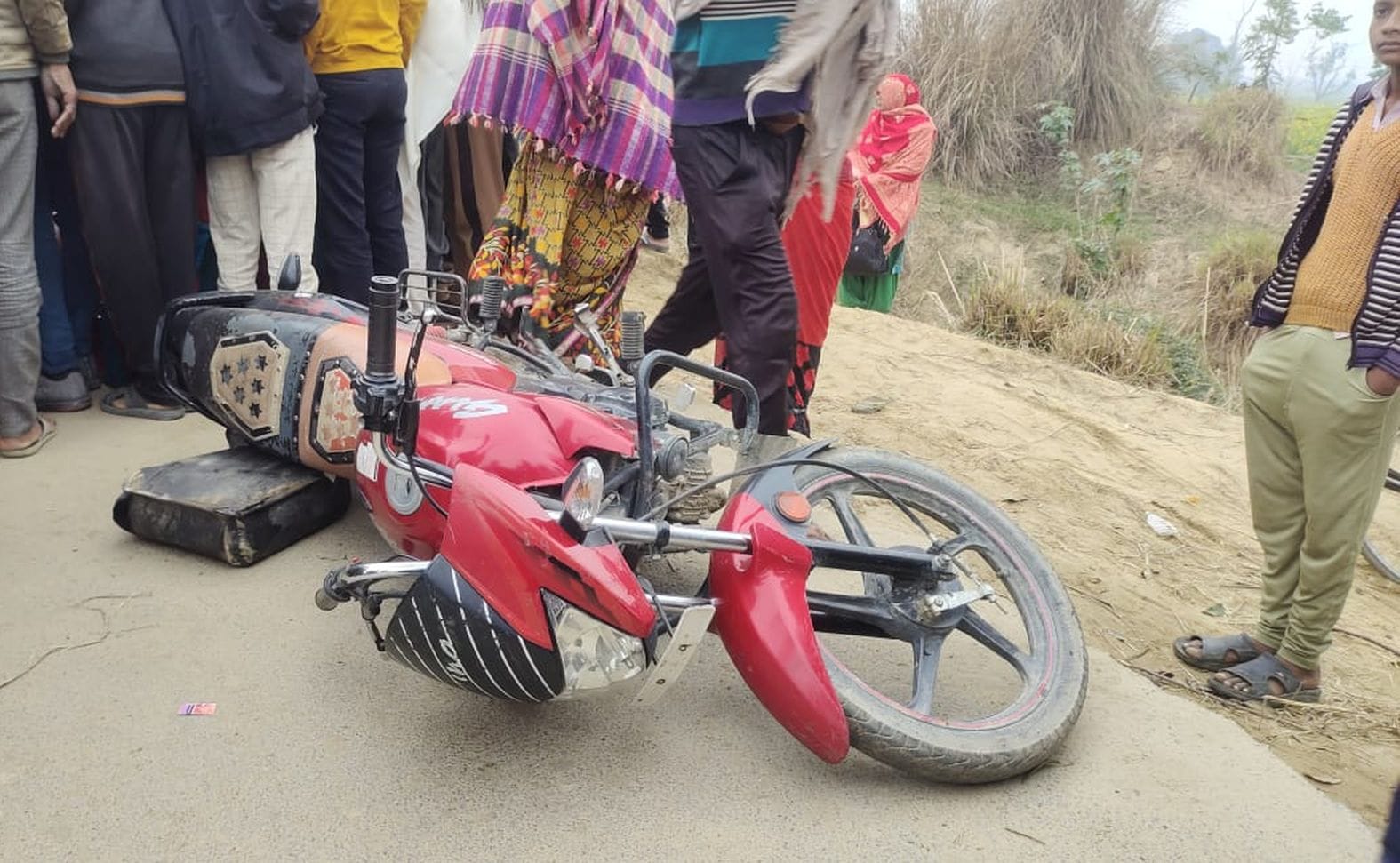 दुर्घटना के बाद गांव खंता नाला में पड़ी उदित की बाइक। संवाद दुर्घटना के बाद गांव खंता नाला में पड़ी उदित की बाइक। संवाद