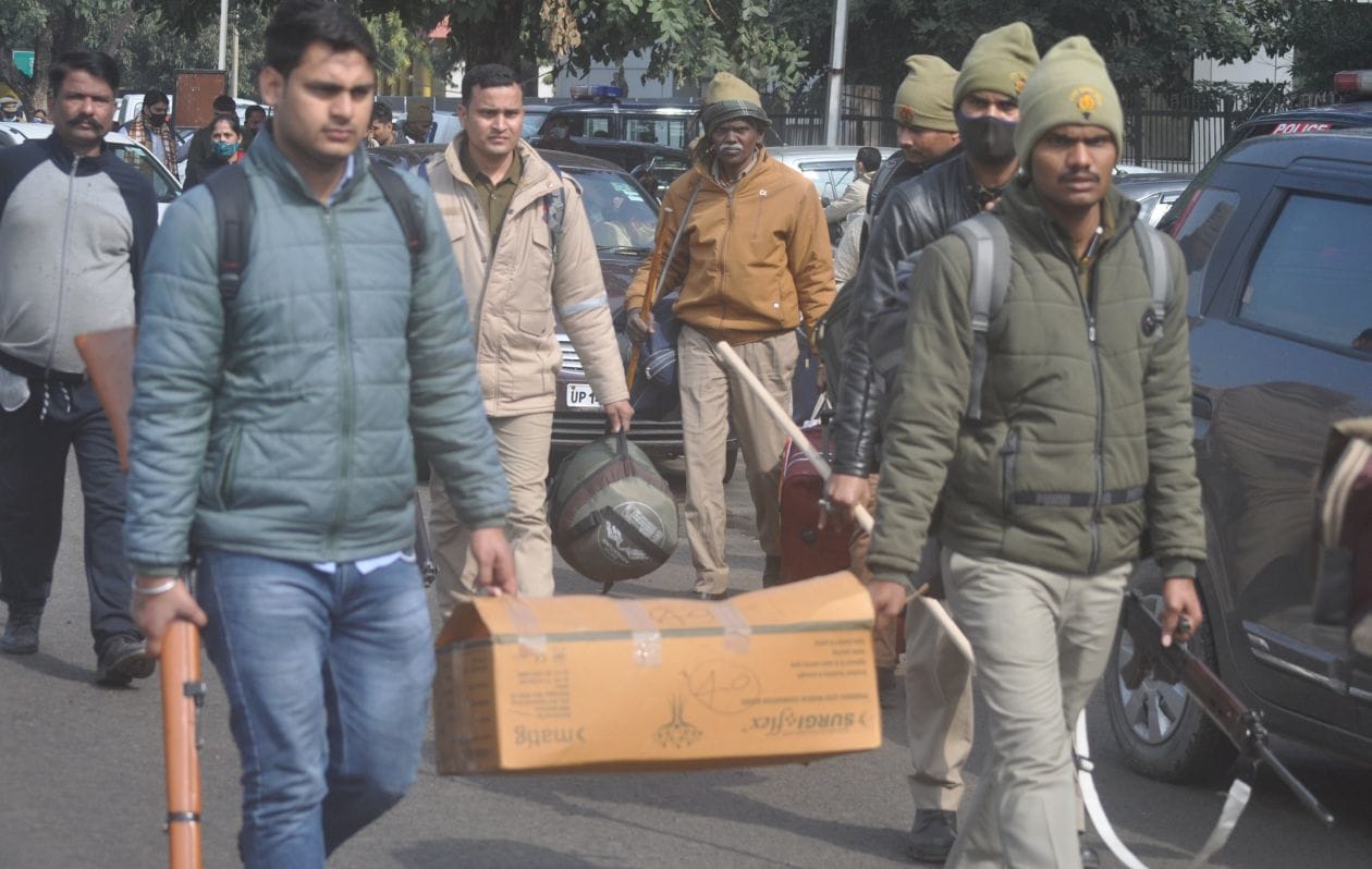 ोंडी से मतदान बूथ पर रवाना होते पुलिसकर्मी संवाद ोंडी से मतदान बूथ पर रवाना होते पुलिसकर्मी संवाद