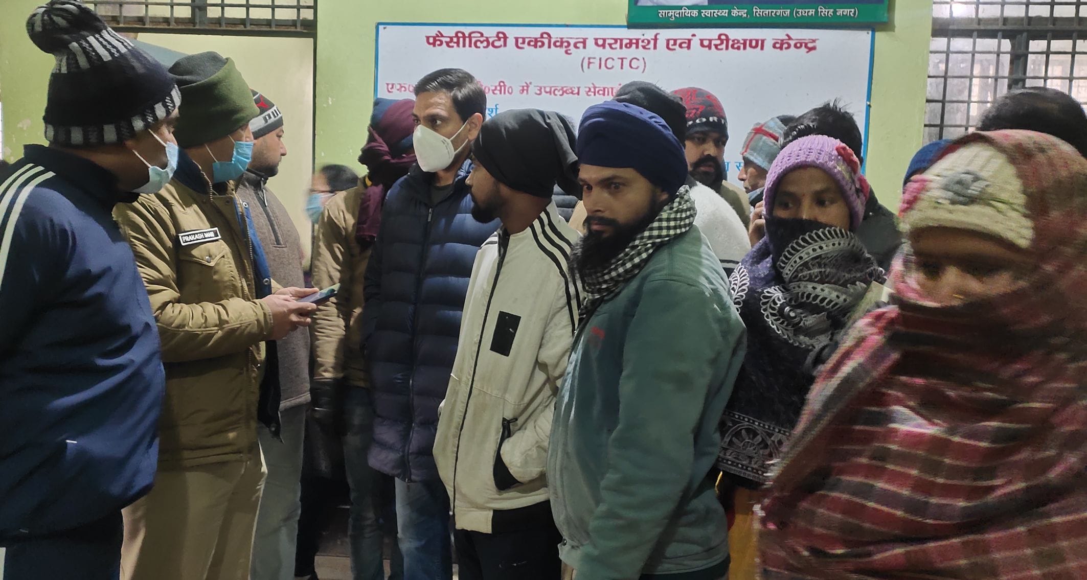 सितारगंज सीएचसी में पुलिस से हादसे की जानकारी लेते विधायक सौरभ बहुगुणा।