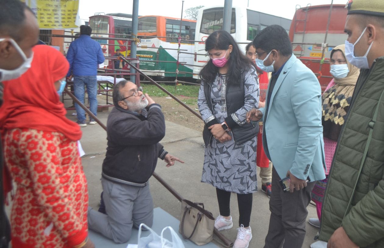 मंडी में एसडीएम से जानकारी करते मतदानकर्मी संवाद मंडी में एसडीएम से जानकारी करते मतदानकर्मी संवाद