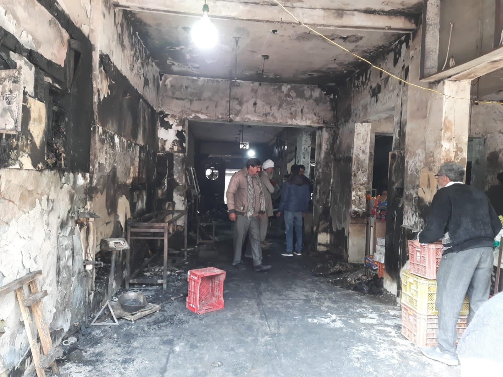 Fire in two fruit shops, goods worth lakhs ashes Fire in two fruit shops, goods worth lakhs ashes