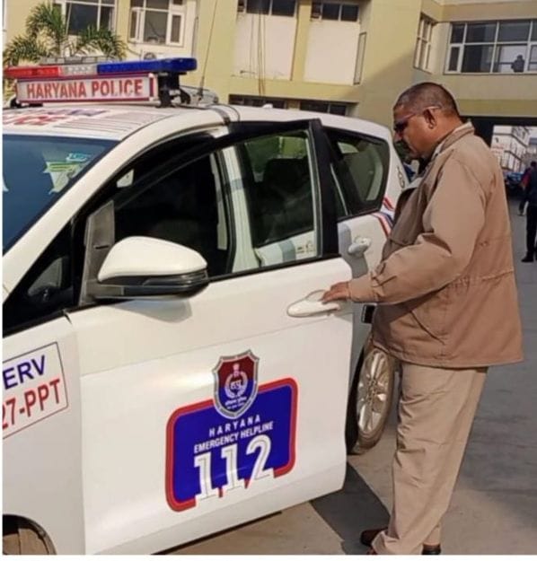 पानीपत। डायल 112 की टीम के पुलिसकर्मी घायलों को अस्पताल में लेकर पहुंची। पानीपत। डायल 112 की टीम के पुलिसकर्मी घायलों को अस्पताल में लेकर पहुंची।