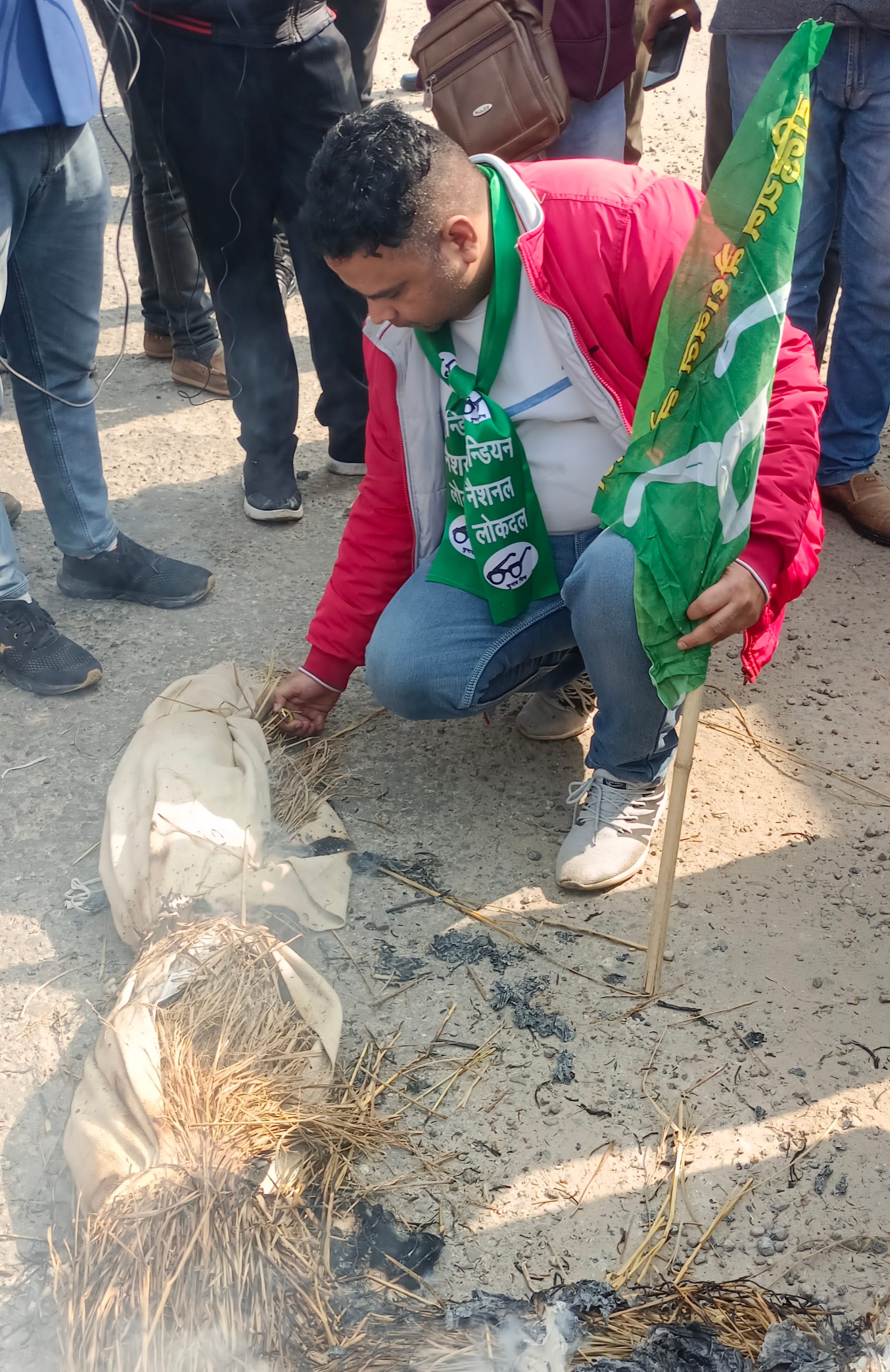 पुतले में आग लगाने का प्रयास करता युवक। संवाद पुतले में आग लगाने का प्रयास करता युवक। संवाद