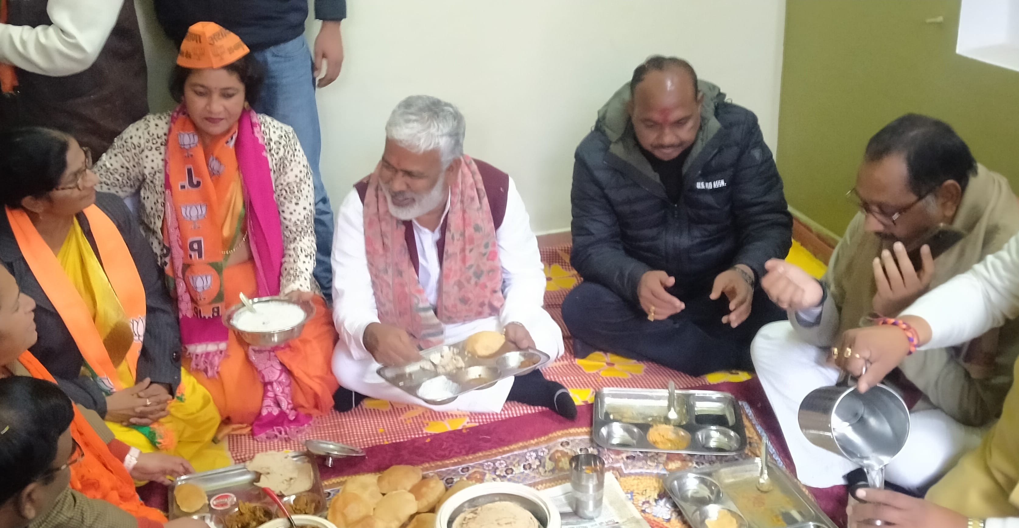 पुराना धामपुर गांव में दलित बेटी के घर भोज करते भाजपा प्रदेशाध्यक्ष स्वतंत्र देव सिंह, विधायक अश? पुराना धामपुर गांव में दलित बेटी के घर भोज करते भाजपा प्रदेशाध्यक्ष स्वतंत्र देव सिंह, विधायक अश?