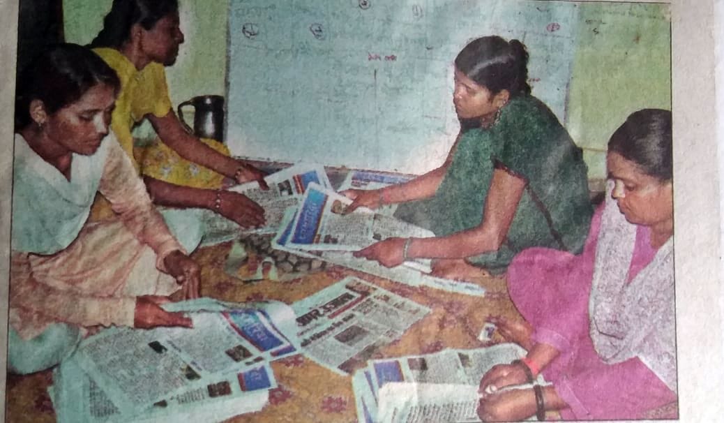 चित्रकूट : समाचार संकलन के बाद संपादन और अखबार देखती लहरिया की टीम। चित्रकूट : समाचार संकलन के बाद संपादन और अखबार देखती लहरिया की टीम।