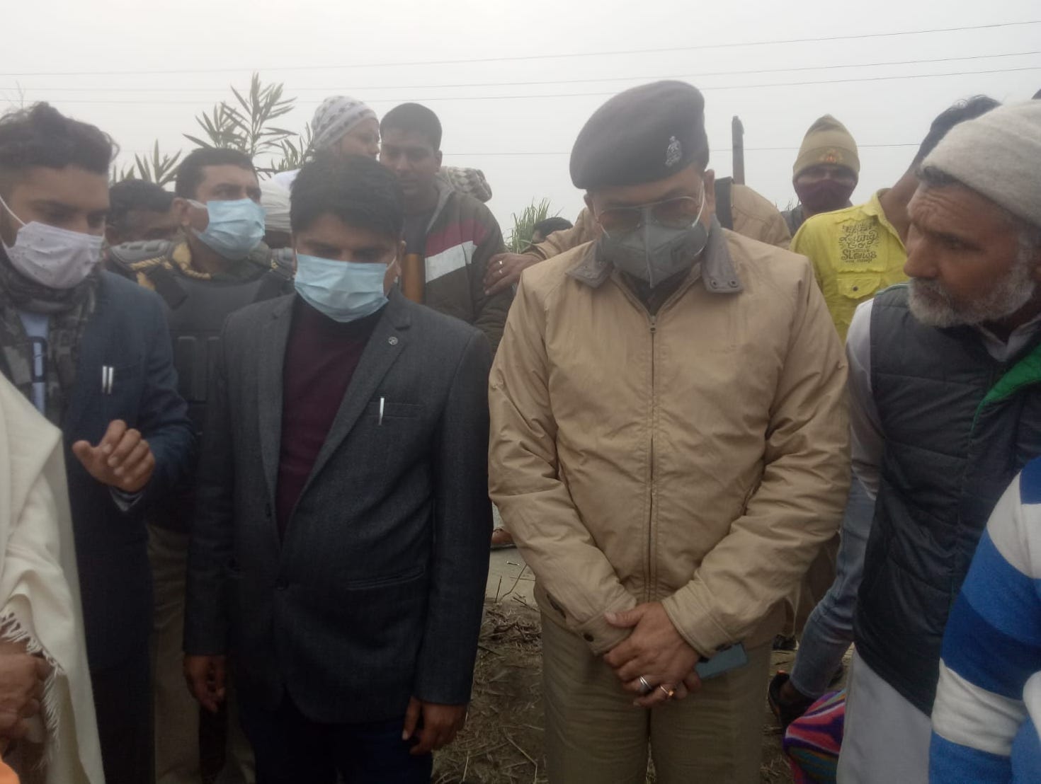 शामली : झिंझाना में युवक की मौत के बाद घटना की जानकारी लेते एडीएम संतोष कुमार सिंह और एएसपी ओपी सिं