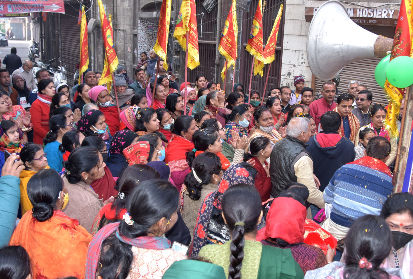 सहारनपुर के माहेश्वरी स्ट्रीट में निकली बालाजी की प्रभात फेरी में भाग लेते श्रद्घालु सहारनपुर के माहेश्वरी स्ट्रीट में निकली बालाजी की प्रभात फेरी में भाग लेते श्रद्घालु