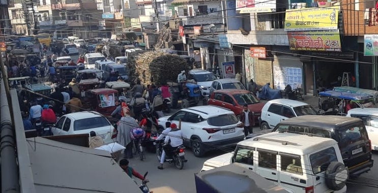 शामली एमएसके रोड पर जाम में फंसे वाहन। शामली एमएसके रोड पर जाम में फंसे वाहन।