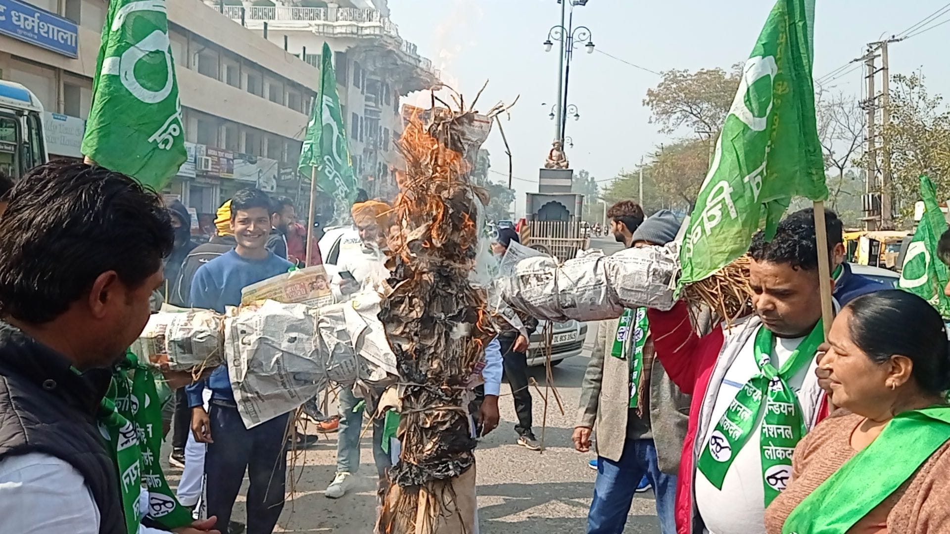 विधायक का पुतला फूंकने की कोशिश करते इनेलो के कार्यकर्ता। संवाद विधायक का पुतला फूंकने की कोशिश करते इनेलो के कार्यकर्ता। संवाद