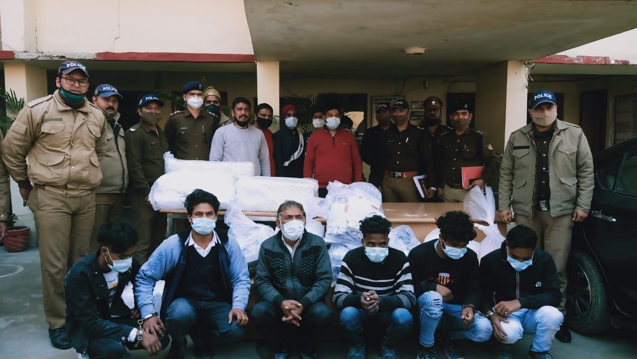 काशीपुर कोतवाली में नकली दवा फैक्टरी में पकड़े गए आरोपी पुलिस गिरफ्त में। संवाद काशीपुर कोतवाली में नकली दवा फैक्टरी में पकड़े गए आरोपी पुलिस गिरफ्त में। संवाद