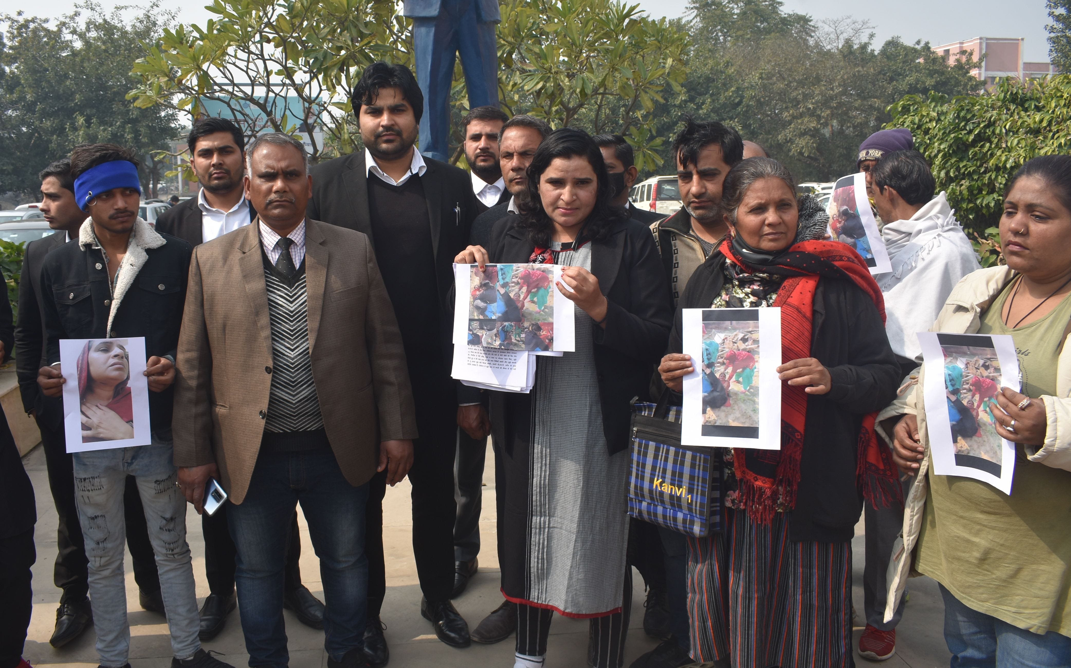 पानीपत।  लघु सचिवायल में पहुंची महिला वकिल  सुमन जानकारी देती हुई व साथ में मौजूद अन्य लोग।