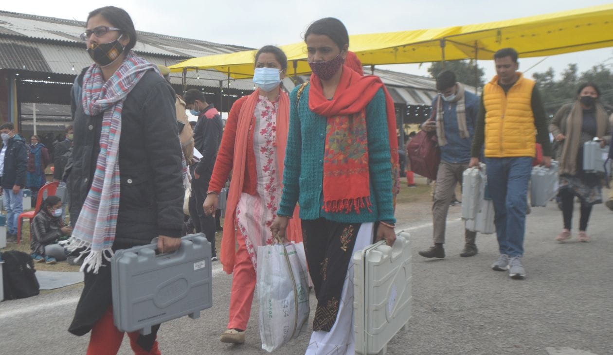 मंडी से मतदान सामग्री लेकर जाते महिला मतदानकर्मी संवाद मंडी से मतदान सामग्री लेकर जाते महिला मतदानकर्मी संवाद