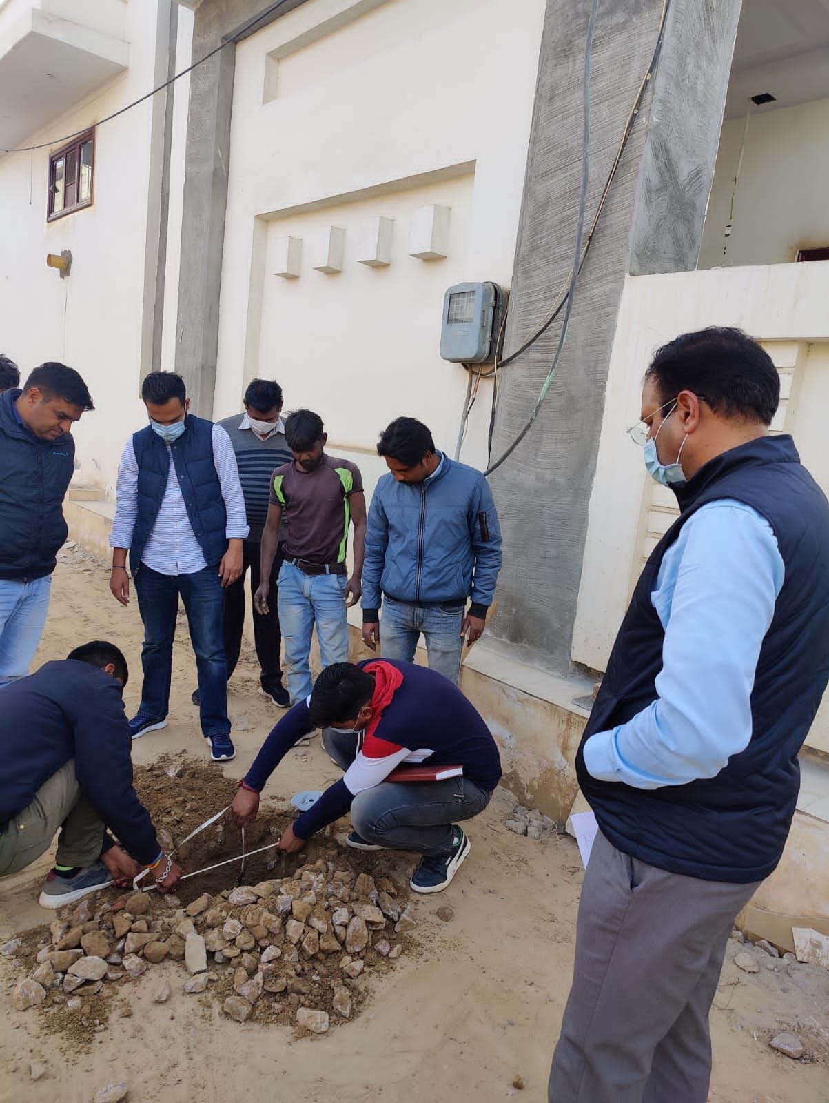 नवनिर्मित गलियों को उखड़वाकर जांचते एसडीएम जयवीर यादव।