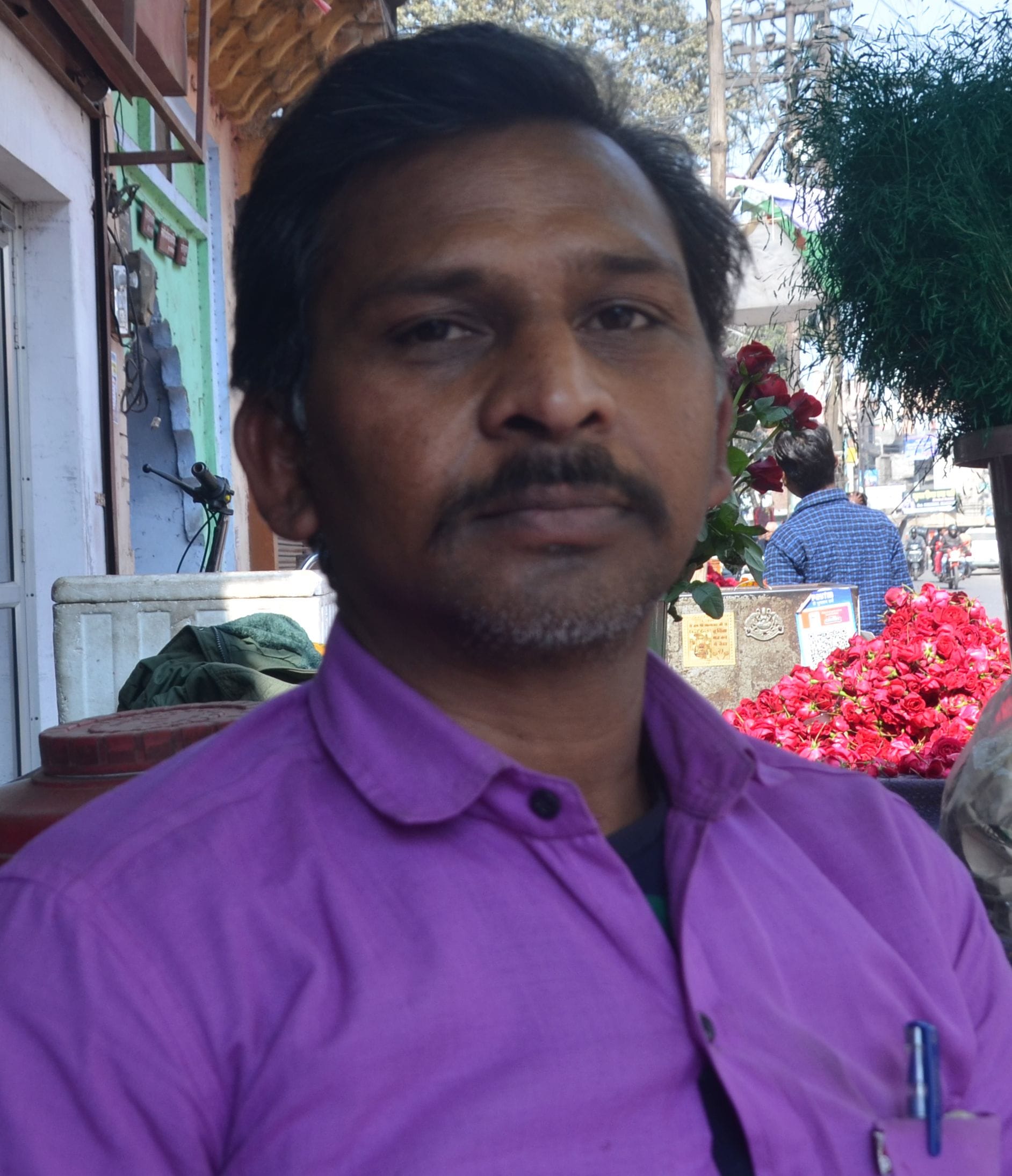 मनोज सैनी हिंदोरिया मानिक चौक फूल विक्रेता।