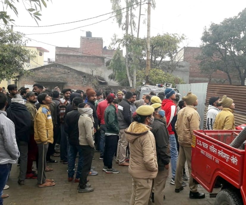 मौके पर लगी भीड़