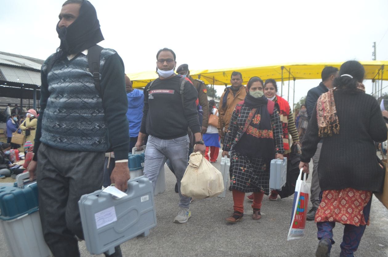 मंडी से मतदान सामग्री लेकर जाते मतदानकर्मी संवाद मंडी से मतदान सामग्री लेकर जाते मतदानकर्मी संवाद