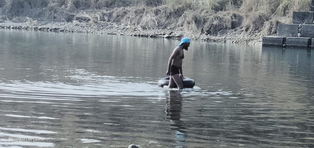 Mother-son crossing Yamuna river washed away in strong current of water, mother's body found, son is not known Mother-son crossing Yamuna river washed away in strong current of water, mother's body found, son is not known