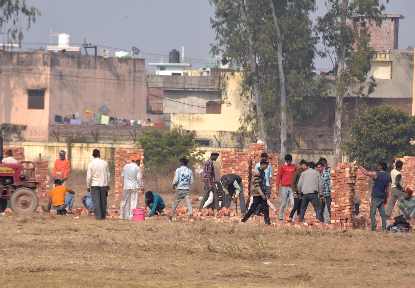 रिमाउंट डिपो मैदान पर प्रधानमंत्री की चुनावी सभा स्थल पर हेलिपेड़ तैयार करते कर्मी रिमाउंट डिपो मैदान पर प्रधानमंत्री की चुनावी सभा स्थल पर हेलिपेड़ तैयार करते कर्मी