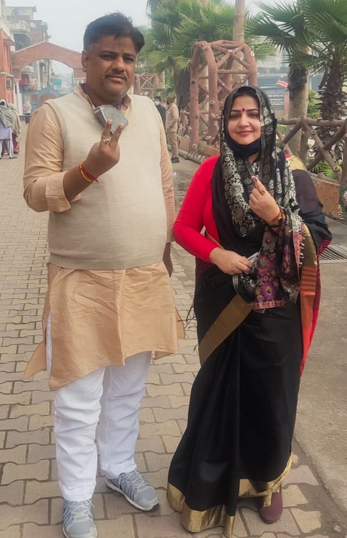 पत्नि के साथ मतदान करके आते बड़ौत नगर पालिका के चेयरमैन अमित उर्फ दुष्यंत राणा पत्नि के साथ मतदान करके आते बड़ौत नगर पालिका के चेयरमैन अमित उर्फ दुष्यंत राणा