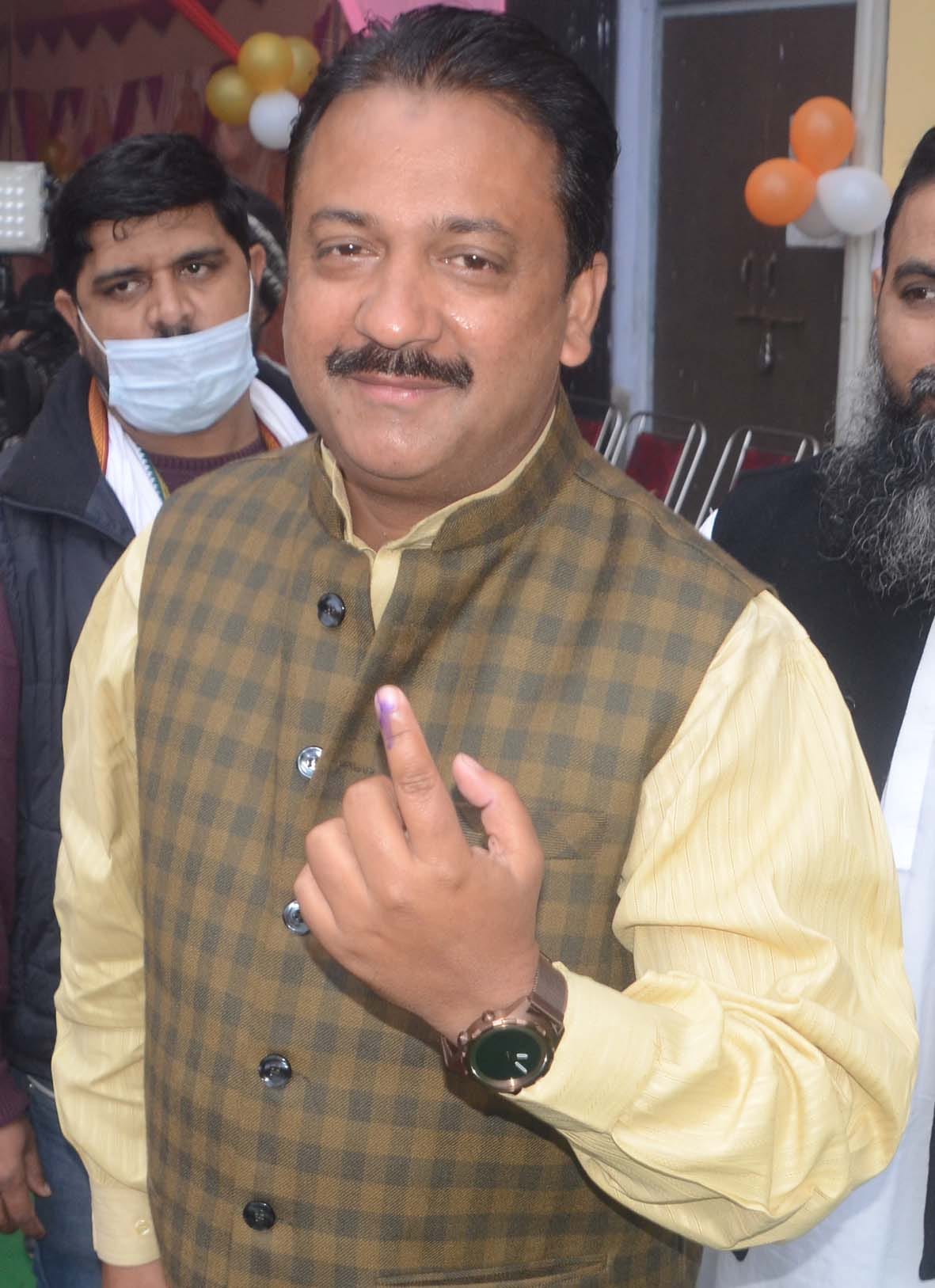 बागपत में मतदान करने के बाद उंगली में निशान दिखाते रालोद-सपा के गठबंधन प्रत्याशी अहमद हमीद बागपत में मतदान करने के बाद उंगली में निशान दिखाते रालोद-सपा के गठबंधन प्रत्याशी अहमद हमीद